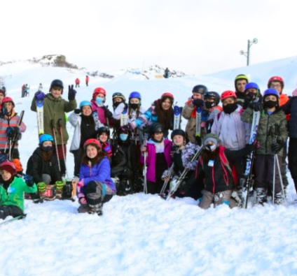 Jóvenes y adultos de la Comarca Andina esquían sin costo en Laderas del Cerro Perito Moreno